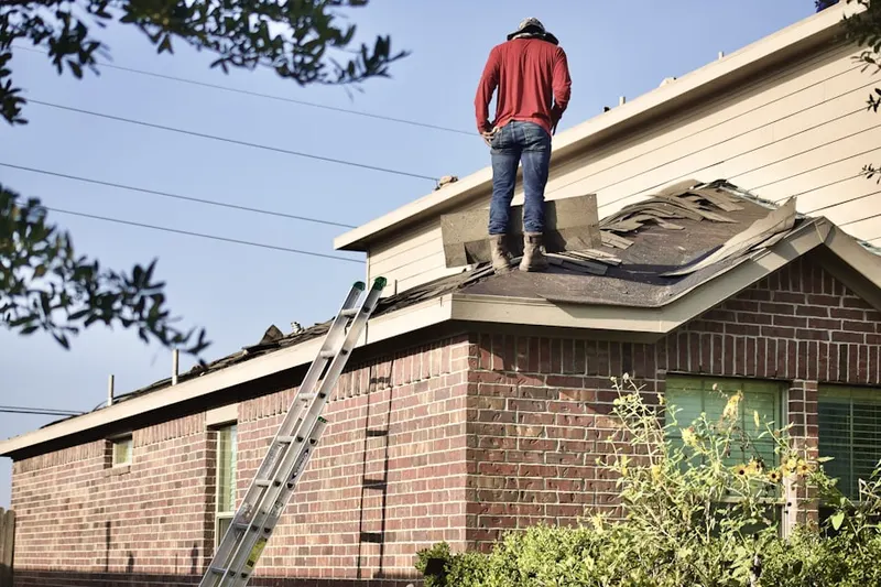 Professional roofer working on a residential roof in Sabrosa